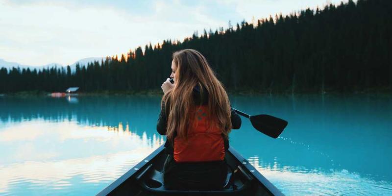 一张火车穿越山川的照片，火车窗外的风景如梦似幻，展现了中国广袤的土地和多样的地形。
