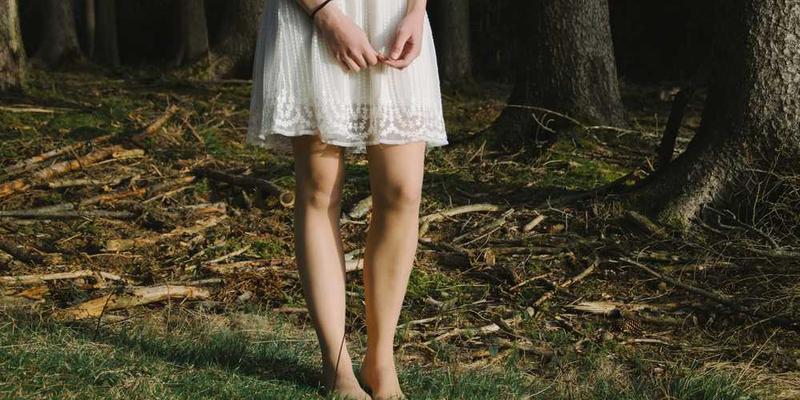 手机黑白屏幕截图，体现信息摄入转变的视觉效果