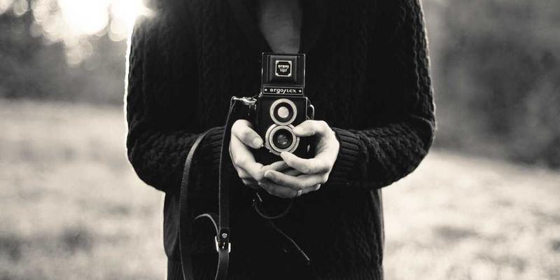 说明：一位创作者在安静的咖啡馆中，桌上堆满了各种创意工具和笔记本，背景音乐轻柔，营造出一种沉浸式的创作氛围。