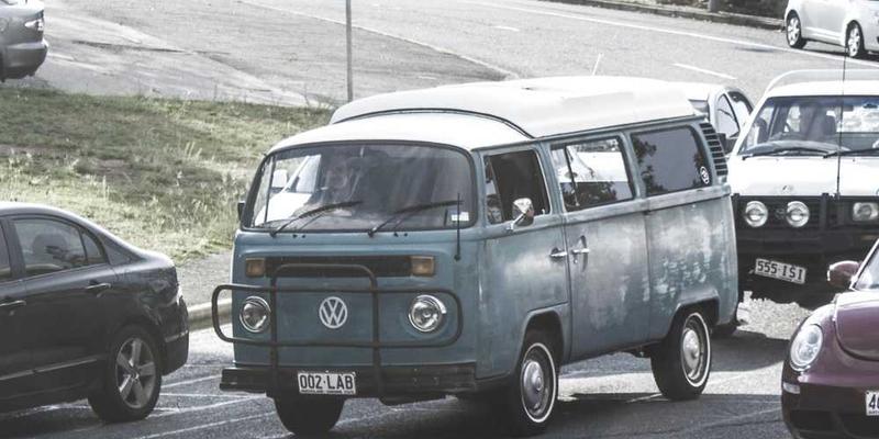 说明：一位年轻人在电脑前认真写作，背景是现代化的办公室。