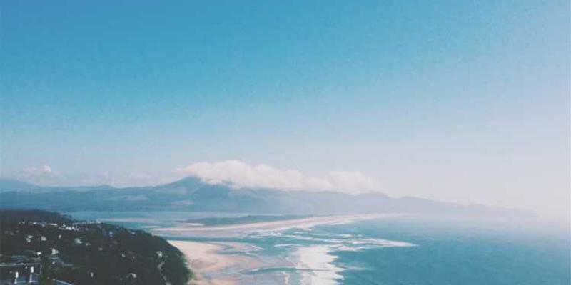 一位穿着与某明星同款连衣裙的女孩，但连衣裙显得过于紧身，导致女孩显得尴尬。