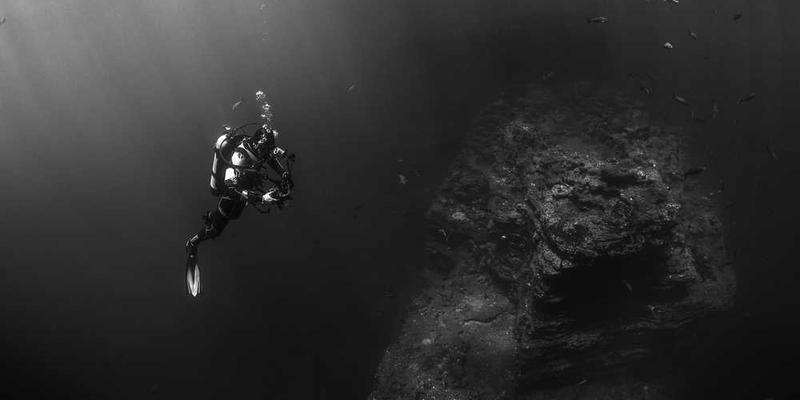 数字墓园文件夹示意图,其中展示多个子文件夹,包含不同类别的文件,如照片、文档、下载等,每个文件夹旁都有一行简要的描述文字。