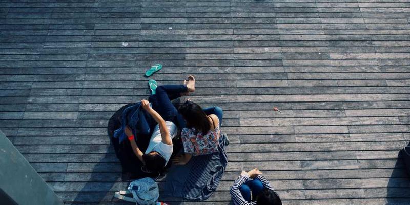 一张反映消费品废弃后环保处理的图片