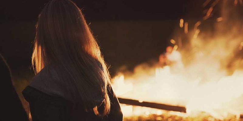 当AI开始用不同情绪色彩的“……”来回应复杂问题时,我觉得它学会了沉默的艺术。