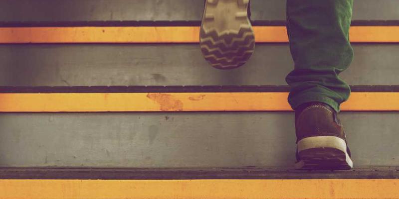 一位画家在画布前挥毫泼墨，创作一幅充满创意的作品。说明：用画笔诠释世界，展现无限想象。