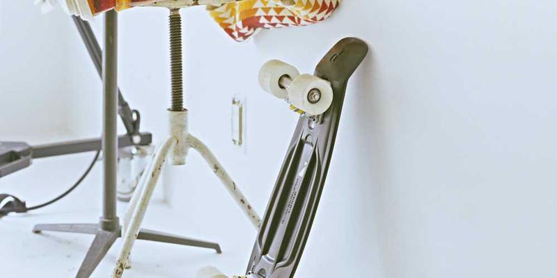 AI厨师在厨房里，屏幕显示着各种菜系的配料清单，旁边站着一名厨师助手，画面中充满了科技与烹饪的艺术气息