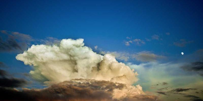 说明：一张公交车行驶在城市街道上的照片，窗外是熙熙攘攘的人群和繁华的都市景色。