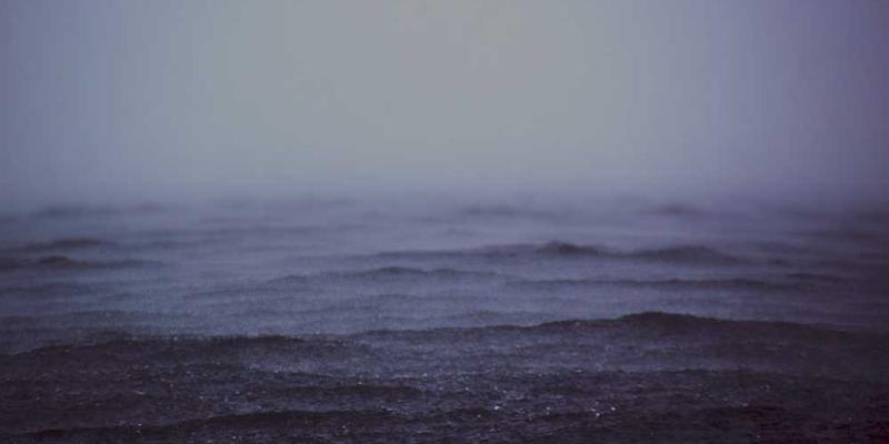 独立日的庆祝氛围，人们欢聚一堂，互相颁奖，庆祝自己的独立生活