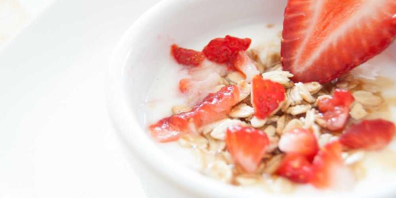 商业谈判场景，两位代表对坐在谈判桌前，表情严肃，文件和笔筒在桌上摆放整齐，背景是高级写字间，象征着正式和严肃的氛围