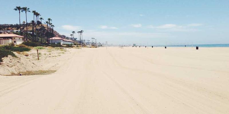 一张情感化的“幽灵栖息地图”，展示家中Wi-Fi信号分布强弱，不同颜色代表不同信号强度，融入生活场景，如客厅、卧室、厨房等，营造出一种神秘而温馨的氛围。