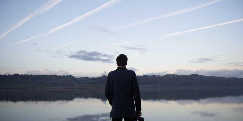 一个可爱的小机器人，正在模拟偶像的声音，对着镜头做出搞笑的表情，背景是健身房的场景