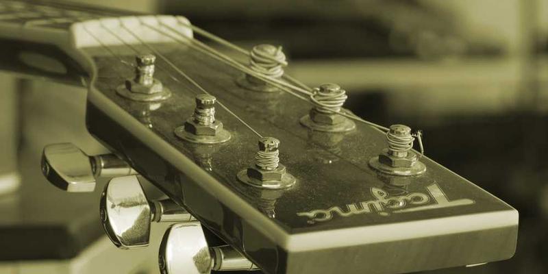 一个逐渐熄灭的灯泡，背景是一张家庭照片，旁边是一本书和一件旧衣，象征着被这盏灯泡照亮过的场景与秘密