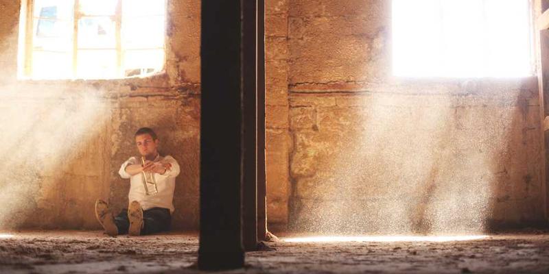 一只冰箱内部压缩机启动时的景象，展示压缩机、风扇、制冷剂流动等细节，以及冰箱内储存的食品和冰块，营造出温馨而富有音乐感的氛围