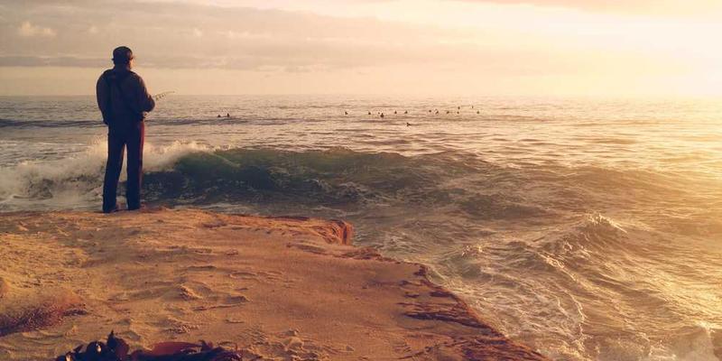 展示几个用快递纸盒制作的DIY小物件,包括相框和收纳盒,配有简单的家居背景,说明:快递纸盒制作的DIY小物件,彰显创意与实用并存