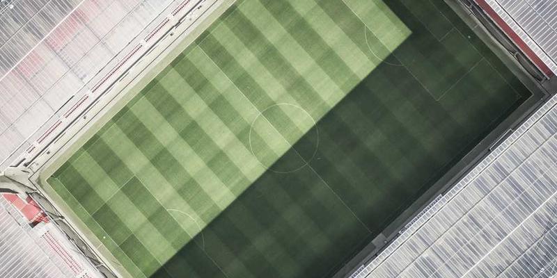 工作人员正在将报废车拆解，展示着这台车最后的谢幕。