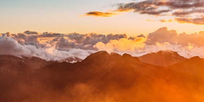 说明：艺术展览馆内，人们沉浸在艺术的氛围中，时间在这里变得不再重要