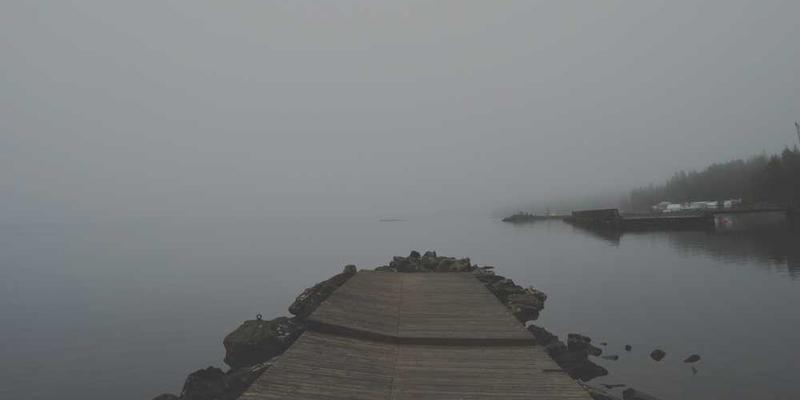 说明：一张描绘两个遥远地点之间桥梁的抽象画，象征心灵世界的“空间缝合”。