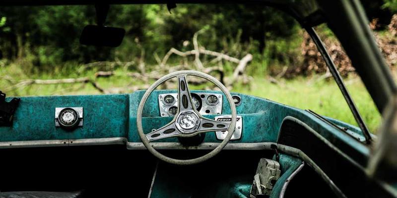 一盏夜灯下，人正在翻阅一本梦境日记本