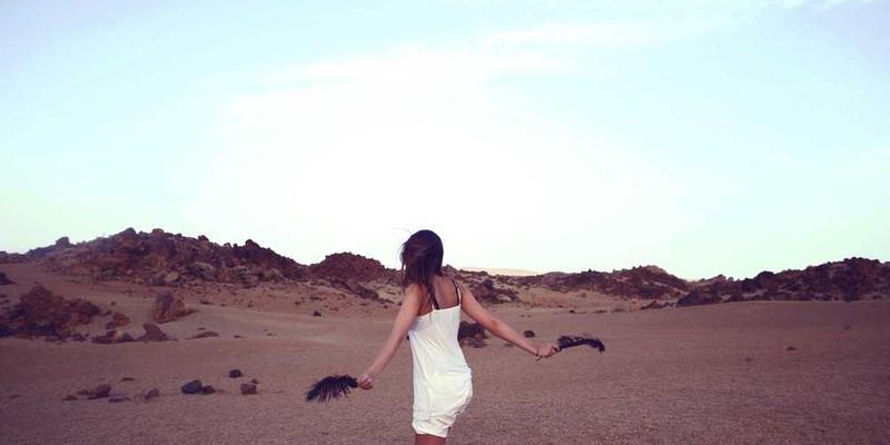 为“收藏一堆永远用不上的塑料袋”这一行为,撰写一份《资源储备心理学》报告