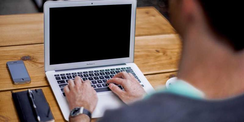 公共空间观察笔记：咖啡馆、书店与城市广场中的人际互动