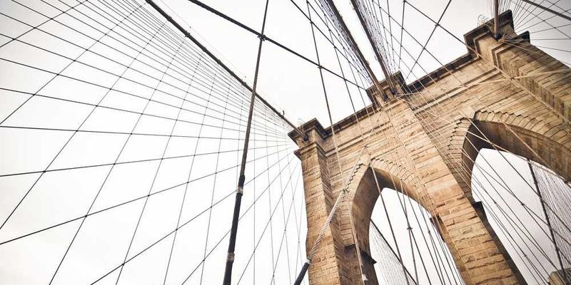 说明：徒弟认真聆听师父讲解工具使用方法，进行拜工具仪式。