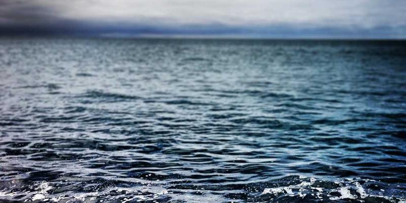 说明：一位勇敢的走钢丝者正站在钢索上，目光坚定，准备挑战极限。背景是一片蓝天白云，显得十分宁静。