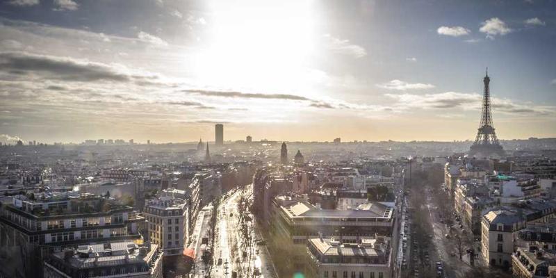 在极度疲惫或生病时,记录身体感知到的空间(如房间大小)是否发生变化