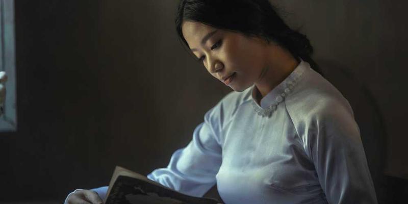 说明：一幅描绘云朵的山水画，画面中的云朵形态各异，充满诗意与神秘感