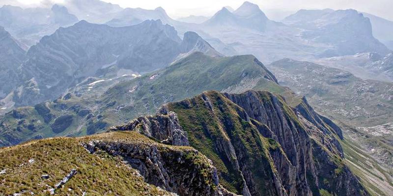 记录在高速行驶的车厢内,身体为保持平衡所做的无意识调整