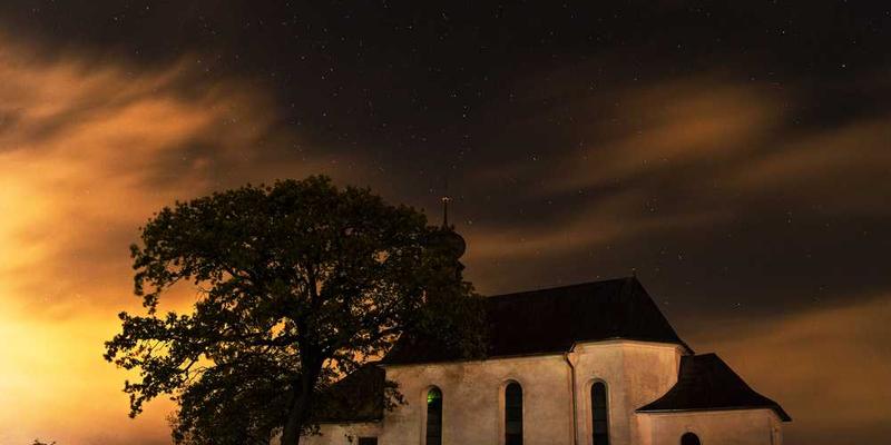 AI咖啡师根据顾客的微表情和心率（假设可获取）实时调整咖啡因浓度，这是服务还是诊疗