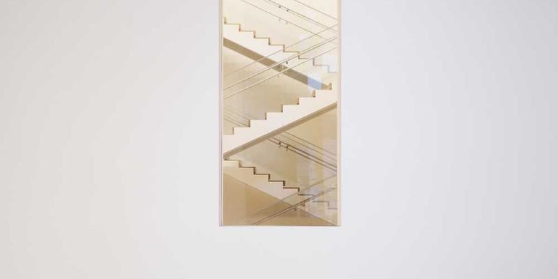 葬礼后返回空荡灵堂,收拾花束时闻到香气与香火混合的气味。