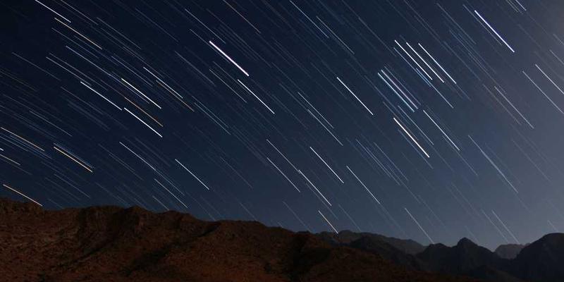 说明:忧郁情绪的音乐符号,如低沉的旋律线条和缓慢的节奏符号