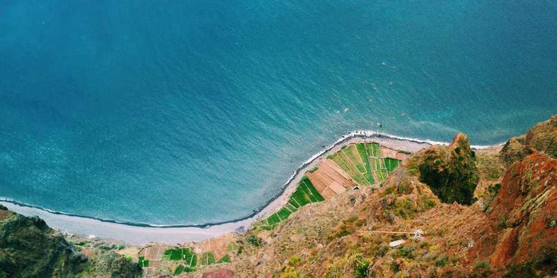 一张抽象摄影作品,画面中有几何图形、线条交织,色彩鲜艳。说明:这张抽象摄影作品通过色彩与线条的巧妙组合,将现实世界中的元素转化为一种充满梦幻色彩的艺术作品。它引导我们用独特的视角去发现日常生活中的美。