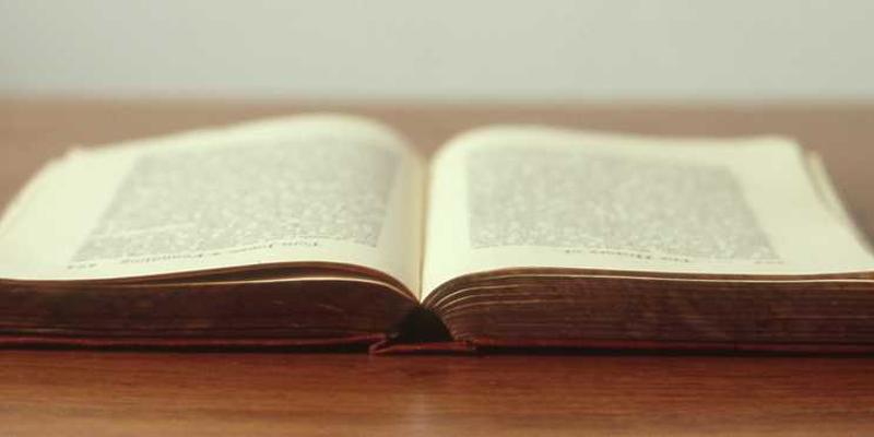 一位年轻人在电脑前，屏幕上显示着社交软件，背景中有一个机器人图标