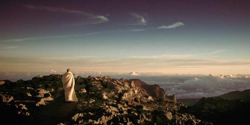 未来生活模拟:根据当前科技趋势,想象5年后一个普通人的一天