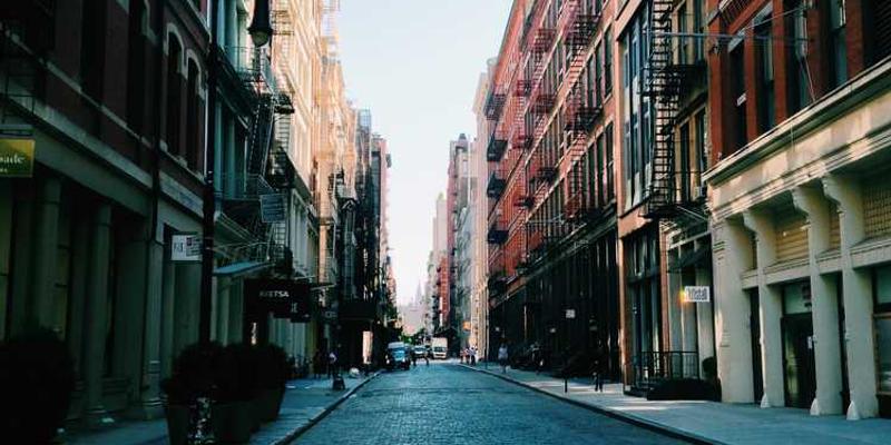 说明:一张描绘社会关系的插画,其中人物之间通过交流传递信息,寓意八卦在社会中的作用