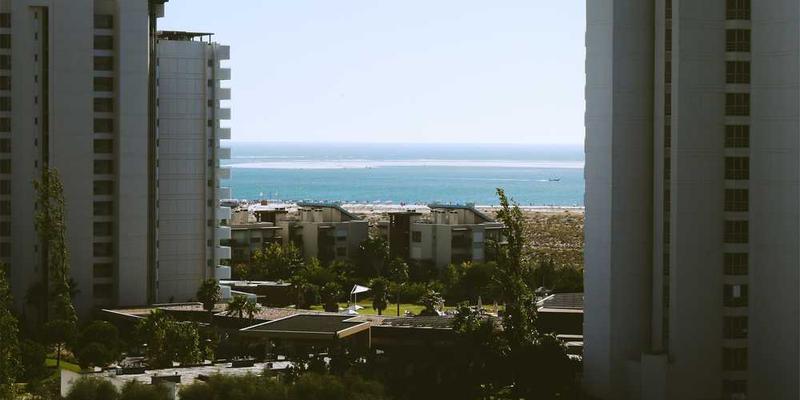 研究涂改液覆盖的痕迹下,隐藏着多少份被废弃的“完美答卷”草稿