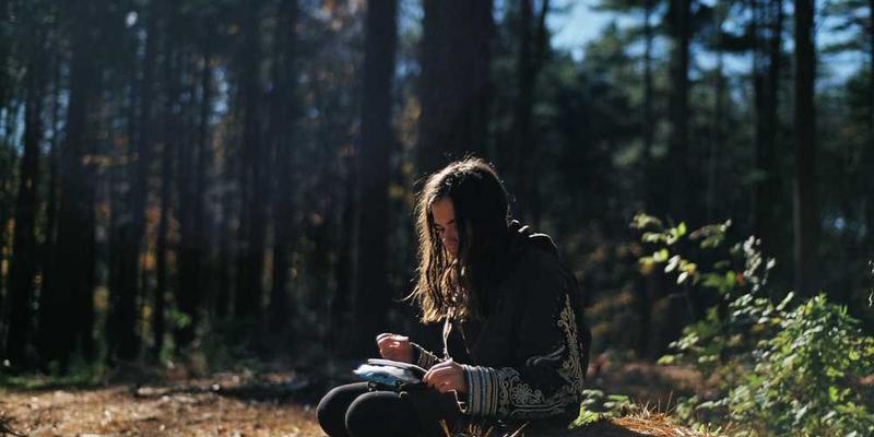 一位女性在健身房更衣室,面带微笑,与另一位女性进行简短的交谈,更衣室的气氛温馨而私密。