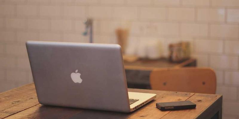 一个制作中的城市色卡,展示了丰富的色彩和相关的城市背景故事