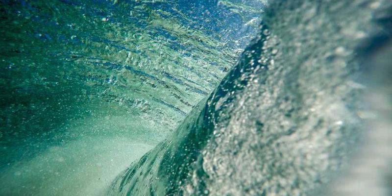 练习“逆向信息摄取”：先写下结论，再寻找支持与反对证据