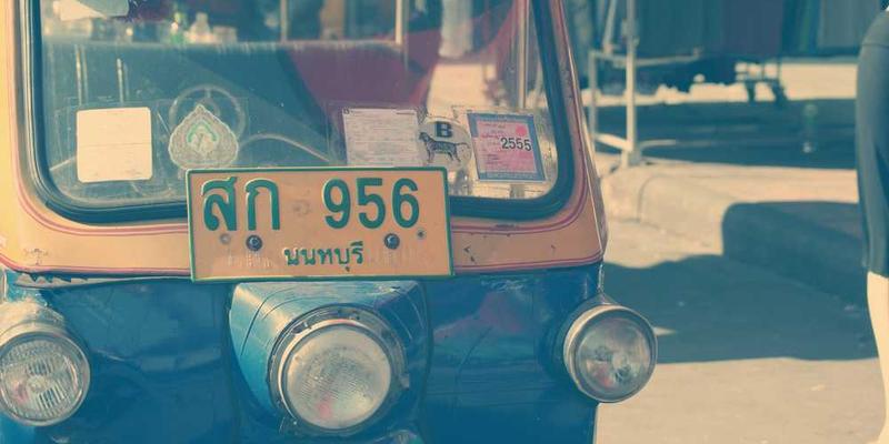 一杯清水，墨水瓶旁，墨水缓缓滴入