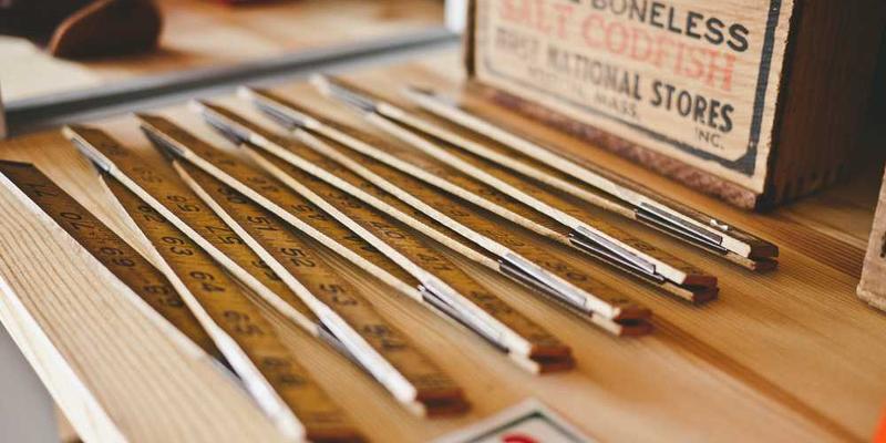 一家网红连锁咖啡店内的环境，温馨舒适的氛围，木质桌椅，绿植点缀，营造出轻松的办公氛围。说明：温馨舒适的网红咖啡店环境，为办公和休闲提供理想场所。