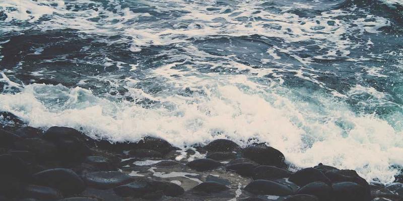 说明：清晨的寺庙，晨钟声在山谷中回荡，显得格外庄严