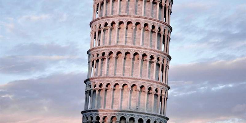 一张泛黄的旧车票和一张精美的门票，静静地躺在木质桌上，背景是一本书和一盏台灯，营造出一个温馨而怀旧的氛围