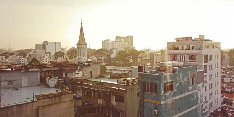 一只布满痕迹但依然光亮的咖啡杯，背景是一束温暖的阳光透过窗户洒在杯子上，营造出一种温馨而宁静的氛围
