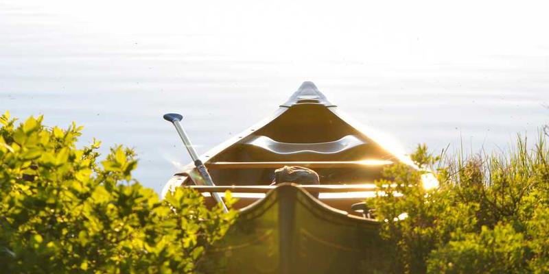 一张空置一半的衣柜照片，其中一半衣物已被打包或移走，另一半则显得空荡