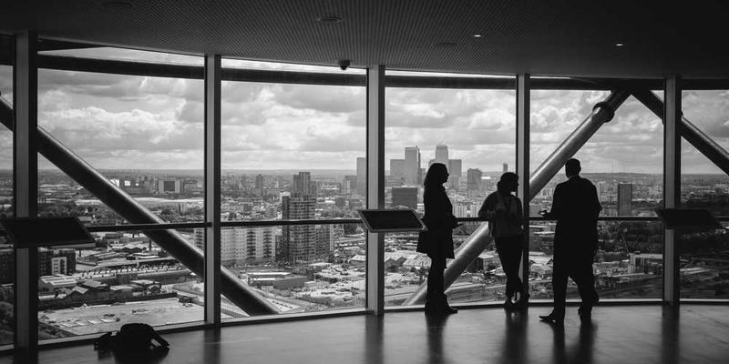 人工智能在物理世界中的交互场景，如机器人正在工厂中进行组装作业，背景是自动化生产线