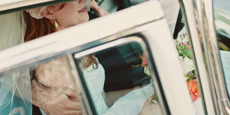 冰箱里摆放着各种新鲜、美味的食物，背景温馨、和谐。说明：这是一个温馨的冰箱，里面摆放着各种新鲜的食材，寓意着生活的美好与和谐。