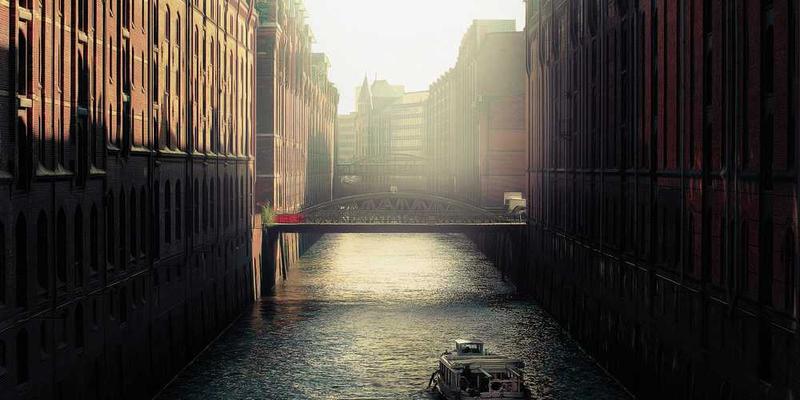 一座色彩缤纷的城市建筑,展现了城市色彩的独特魅力