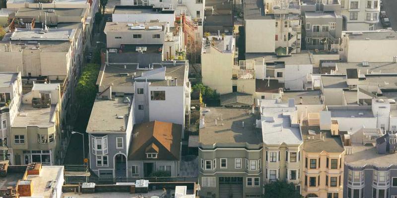 一位读者在安静的环境下专注阅读,体现了深度阅读的场景